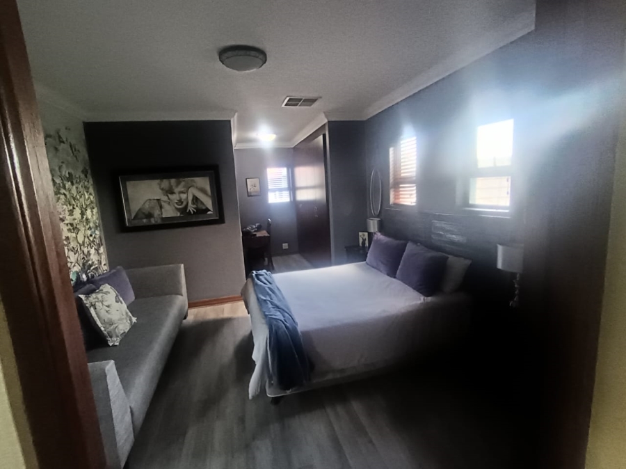 4 Bedroom Property for Sale in Roylglen Gardens Northern Cape